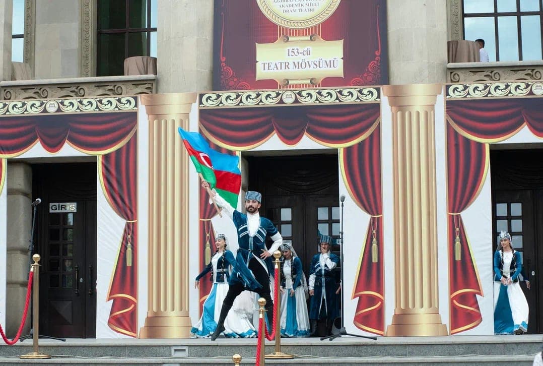 Milli Teatr yeni mövsümü təntənə ilə açıq elan edib 