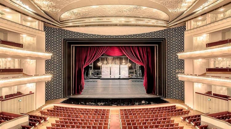 Teatrın &quot;dustaq&quot; gəncliyi