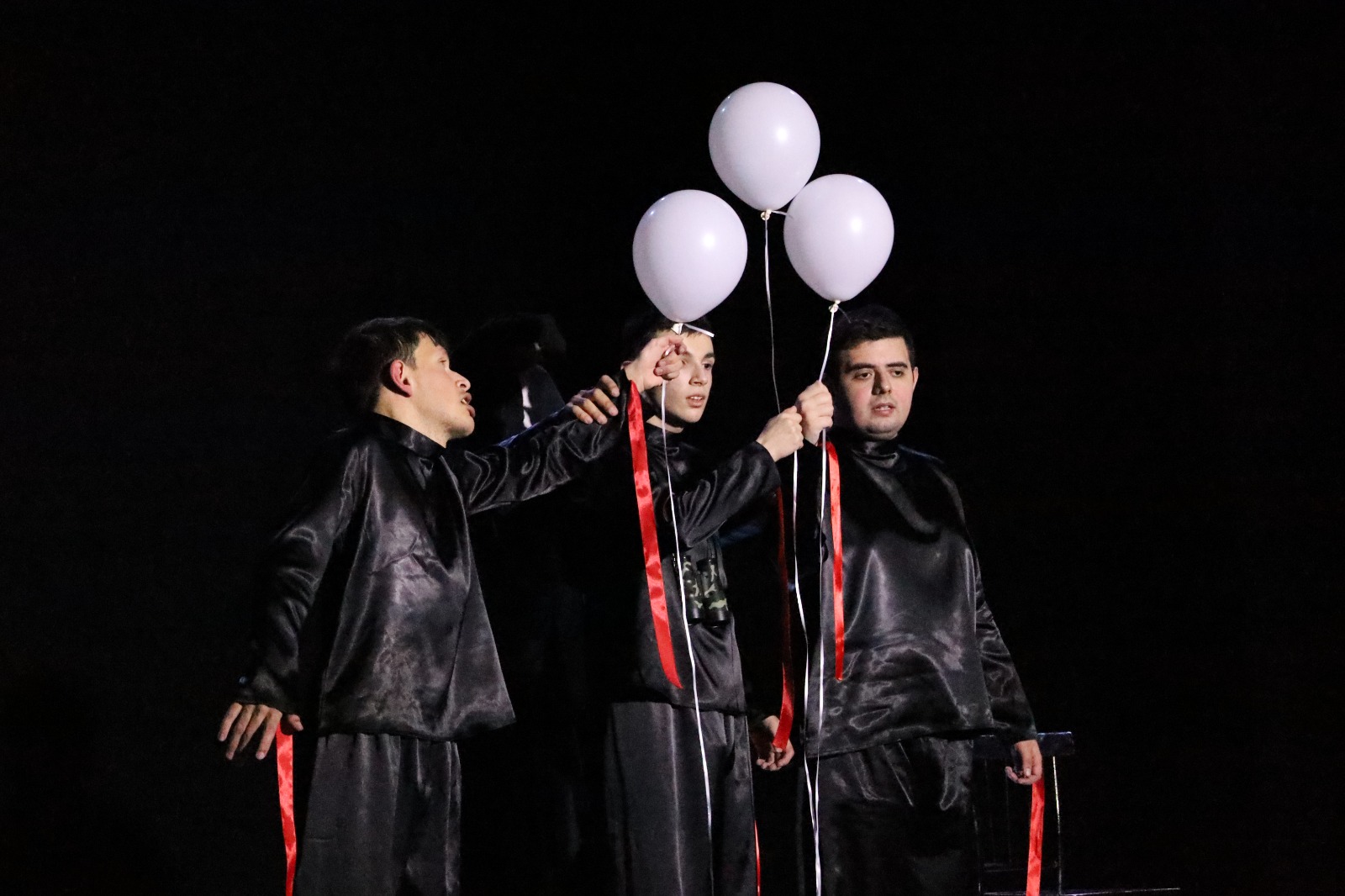 ‎“Kainatın sükutunu yaradan uşaqlar” adlı tamaşa böyük uğurla nümayiş olunub