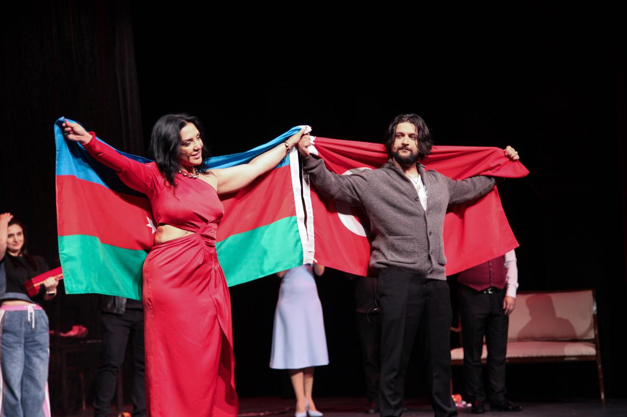 Musiqili Teatrın “Qadınım” tamaşası Konyada uğurla nümayiş olunub