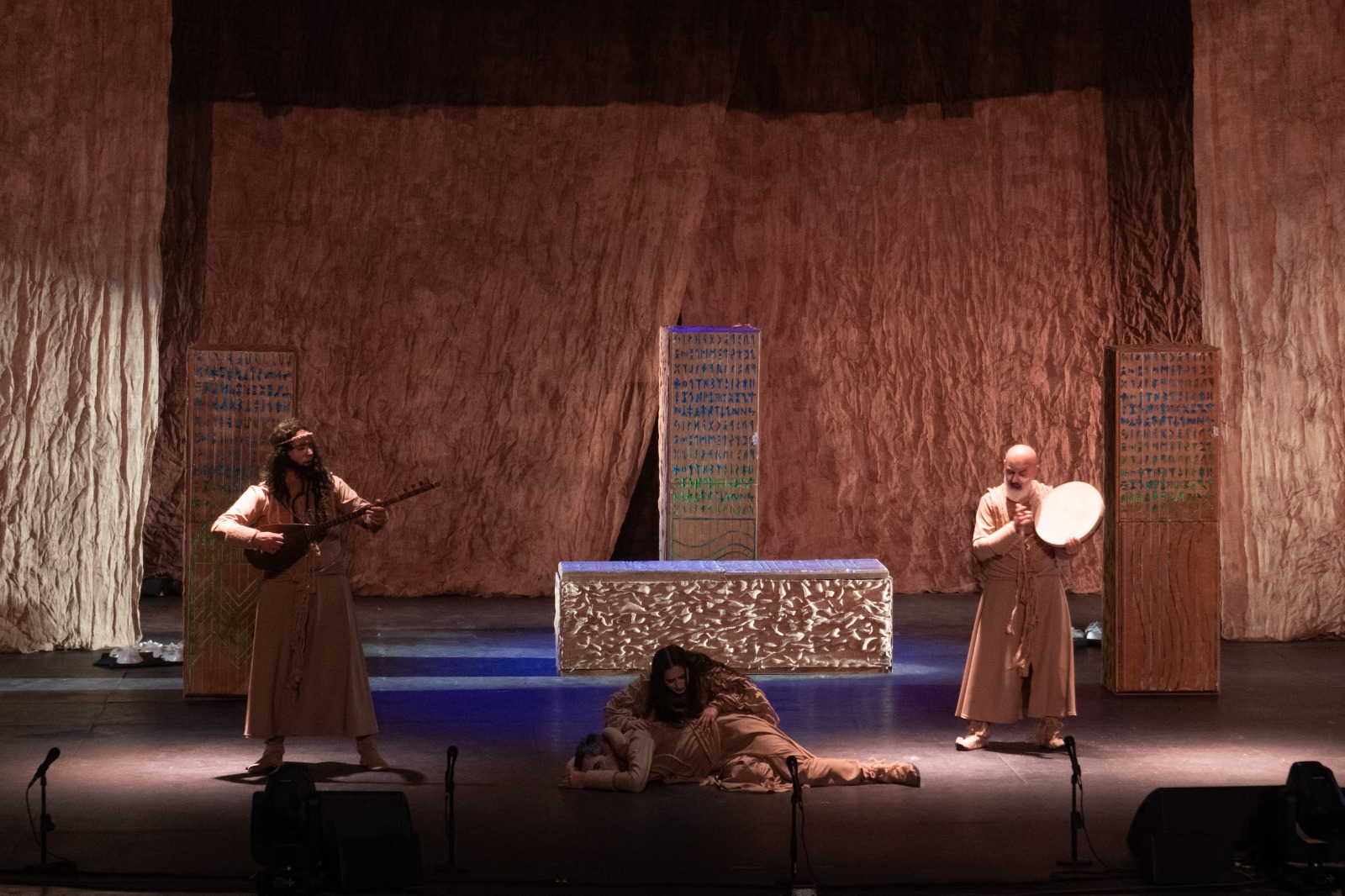 “Hər yerdə teatrın mahiyyəti eynidir - insanın ruhuna toxunmaq”